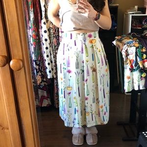 Jardiniere pleated skirt with flower vases